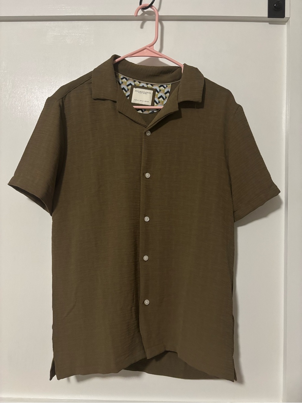 Soft lightweight men’s size medium brown casual button up